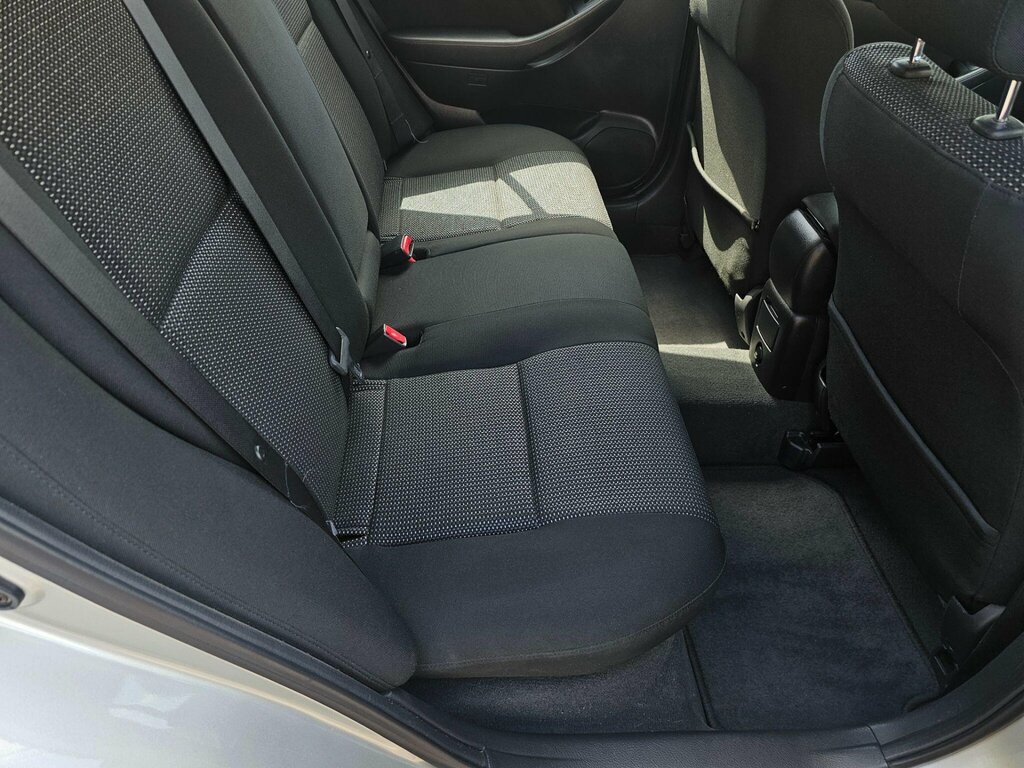 Toyota Avensis Hatchback Silver #11