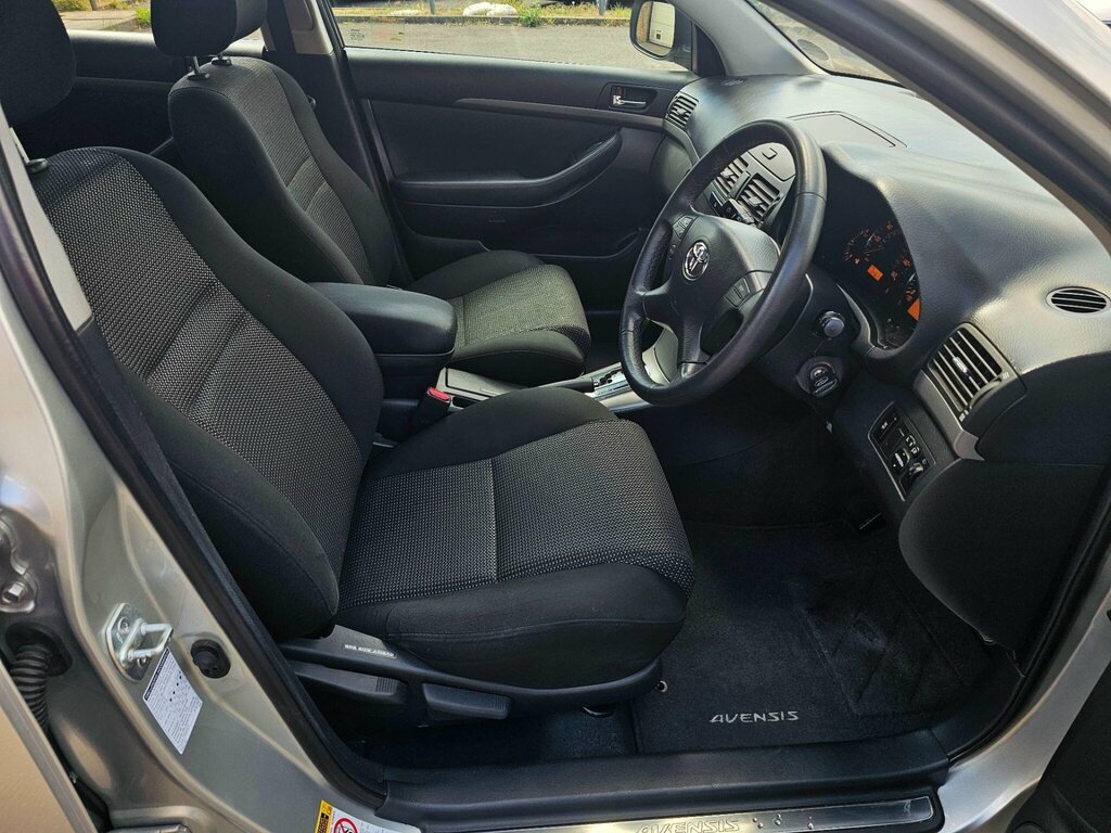 Toyota Avensis Hatchback Silver #9