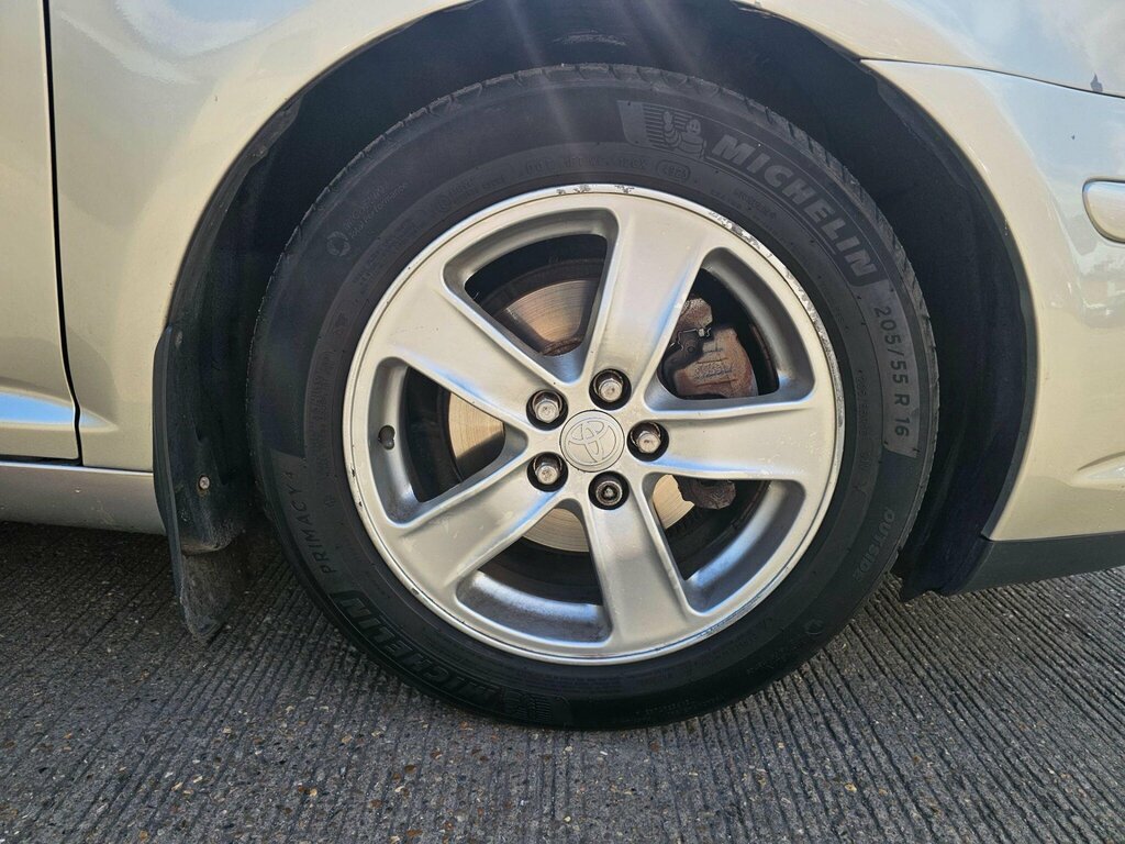 Toyota Avensis Hatchback Silver #21