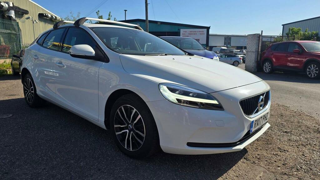 Volvo V40 Hatchback 1.5 T2 Momentum Euro 6 Ss 2 White