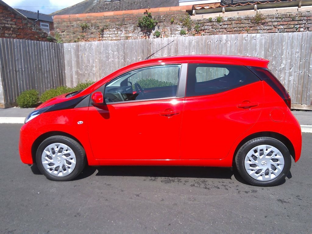 Toyota Aygo 1L X-play FX71YON Red #2