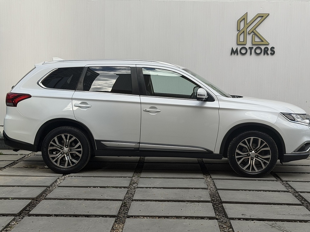 Mitsubishi Outlander 2.2 Di-d 4 Suv 4Wd Euro 6 147 Ps White #3