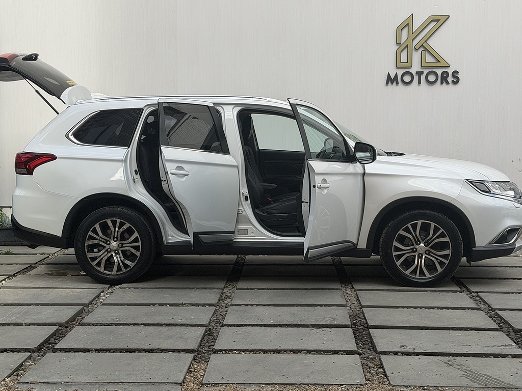 Mitsubishi Outlander 2.2 Di-d 4 Suv 4Wd Euro 6 147 Ps White #4