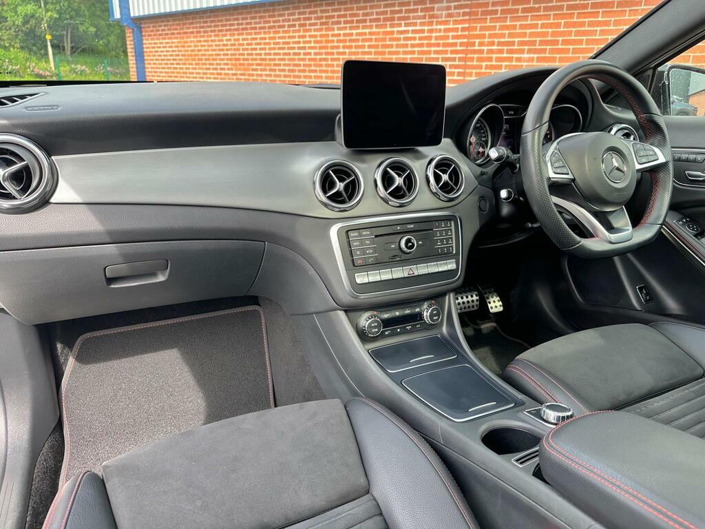 Mercedes-Benz GLA Class 2.1 Gla220d Amg Line Premium Plus 7G-dct 4Matic White #3