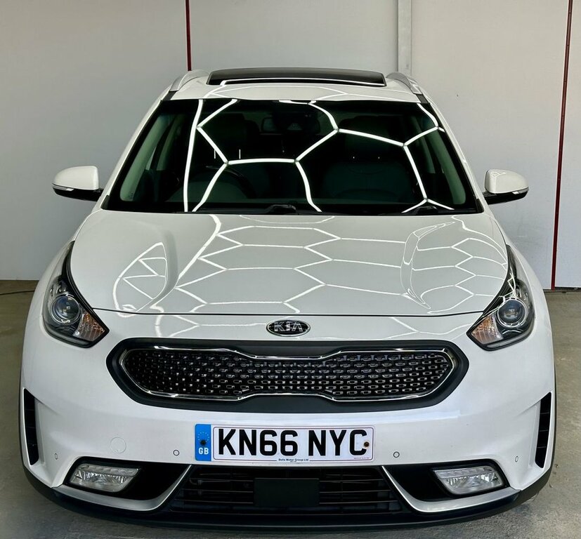 Kia Niro 1L First Edition White #6