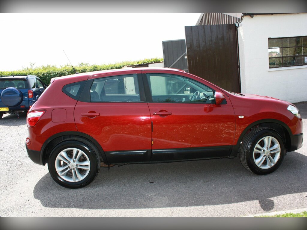 Nissan Qashqai 1.6 Acenta Suv 2Wd Euro 5 Ss Red #3