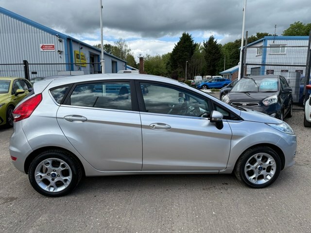 Ford Fiesta 1.25 Zetec Hatchback 129 G Km 8 Silver #2