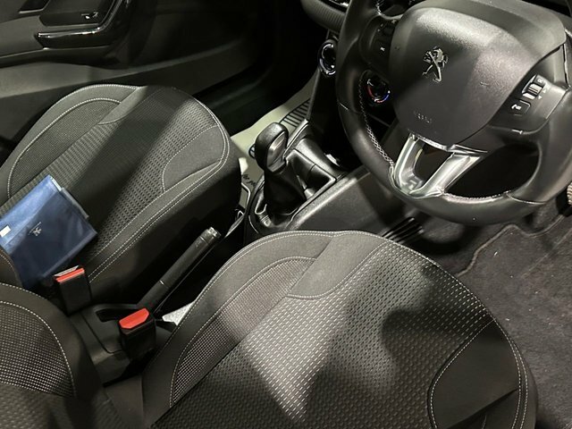 Peugeot 208 1.2 Puretech Allure Premium Hatchback M White #5