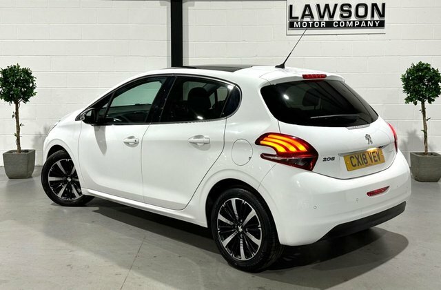 Peugeot 208 1.2 Puretech Allure Premium Hatchback M White #4