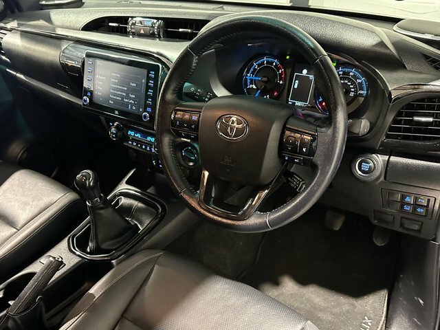 Toyota HILUX 2.8 D-4d Invincible X Pickup Double Cab Black #2