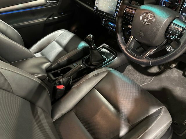 Toyota HILUX 2.8 D-4d Invincible X Pickup Double Cab Black #6