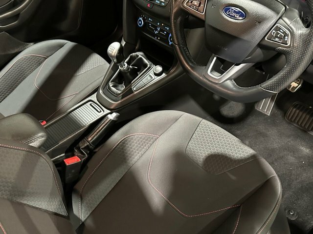 Ford Focus 1.0T Ecoboost St-line Hatchback Black #5