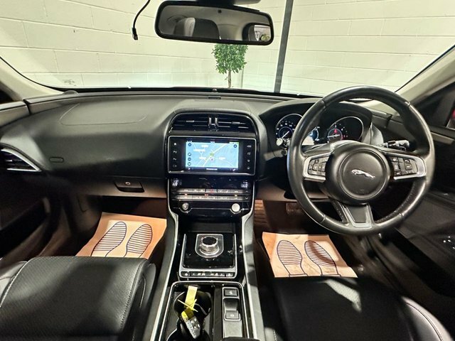 Jaguar XE 2.0D Portfolio Saloon Awd Euro 6 Red #5
