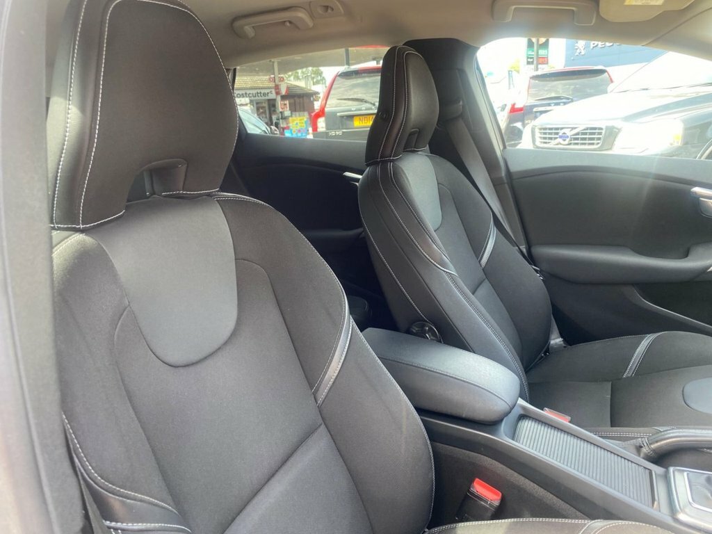 Volvo V40 2L Se White