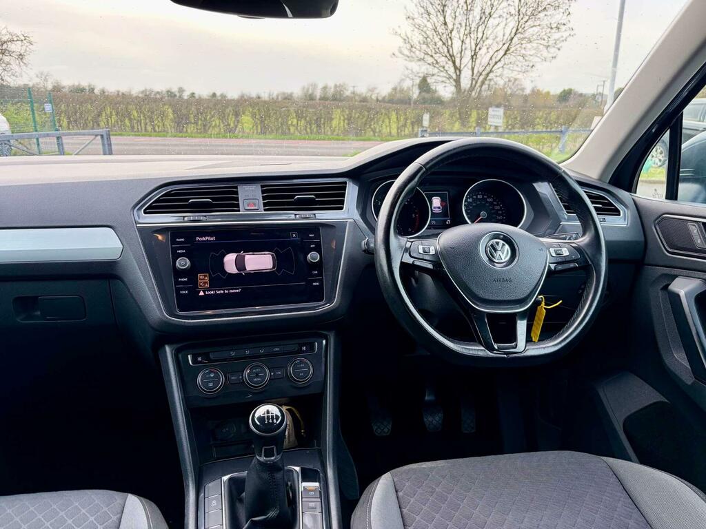 Volkswagen Tiguan 2.0 Tdi Se Navigation Euro 6 Ss SC67RXM Grey #2