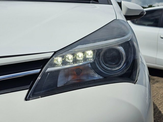Toyota Yaris Hatchback YX15NHK White #6