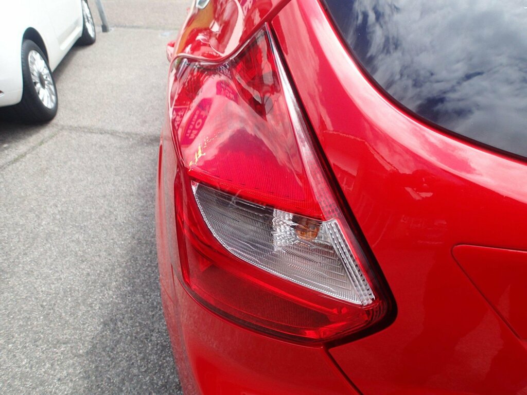 Ford Focus 1.0T Ecoboost Zetec Euro 5 Ss BT64GNU Red #4
