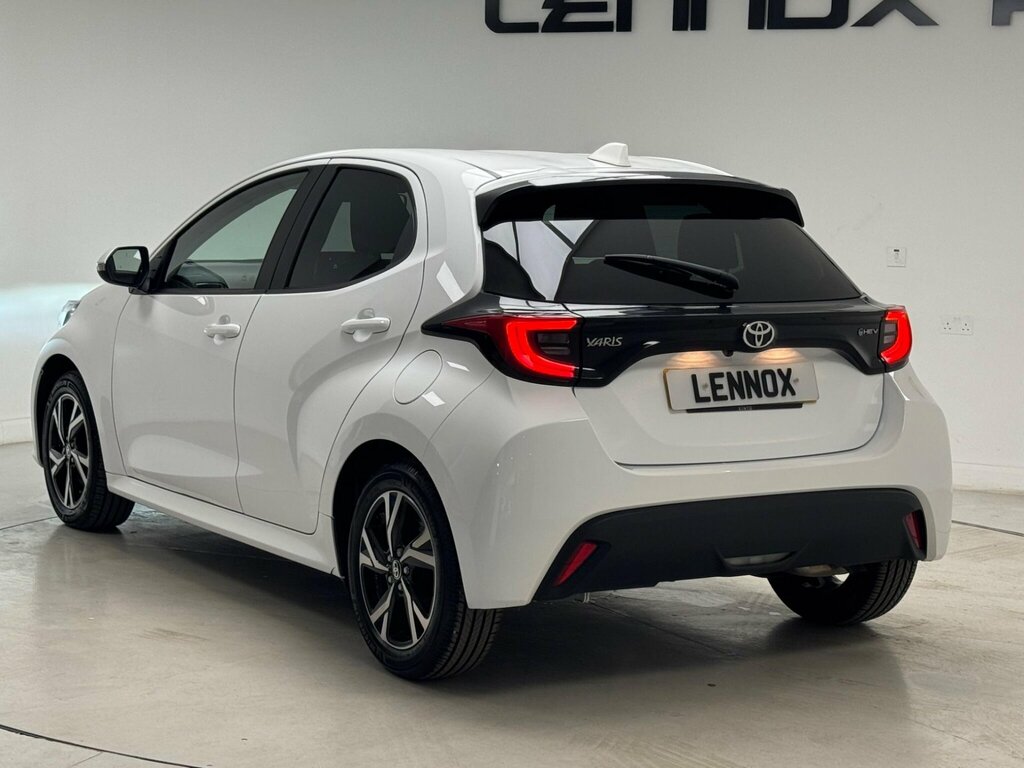 Toyota Yaris 1.5 Vvt-h Design E-cvt Euro 6 Ss CP24DVR White #3