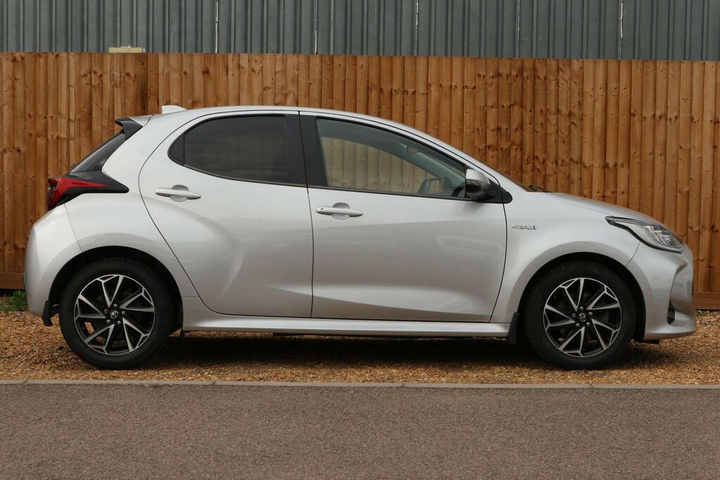 Toyota Yaris Hatchback 1.5 Vvt-h Design E-cvt Euro 6 Ss KT21OHK Silver #2