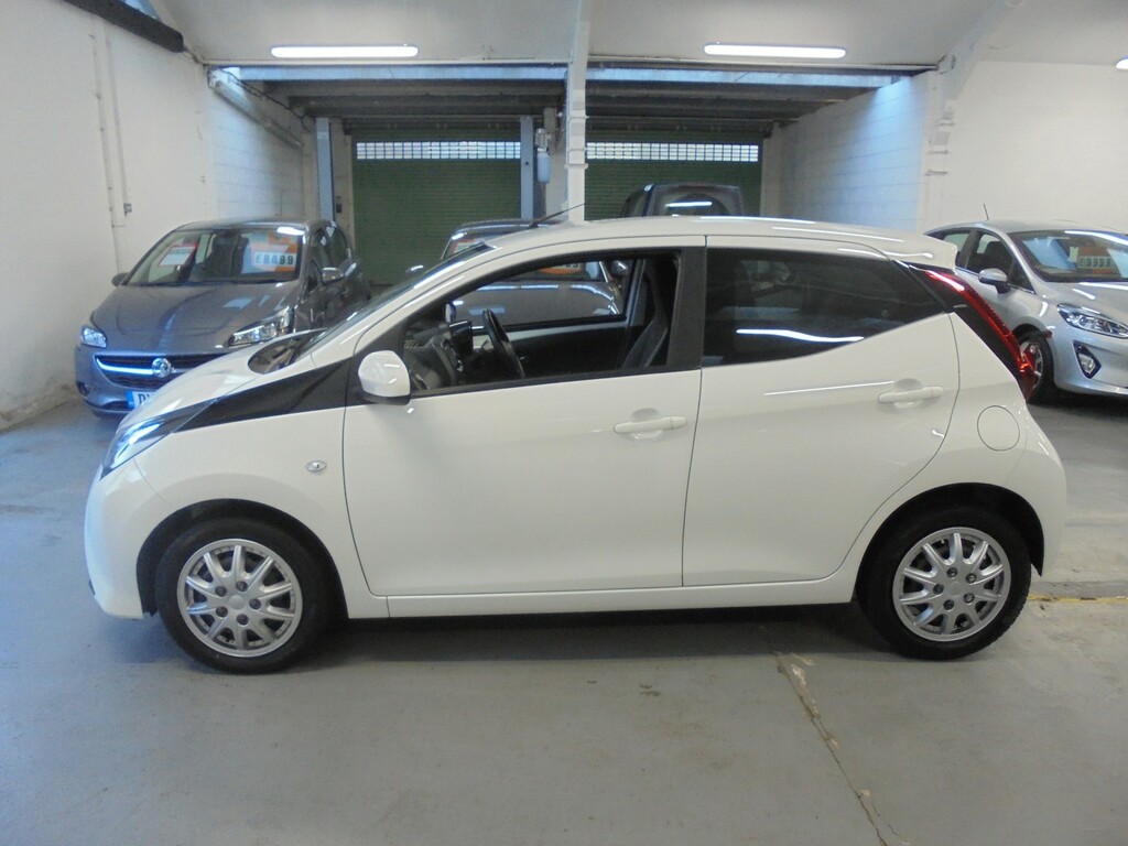 Toyota Aygo 1.0 Vvt-i X-play YS68ENK White #5