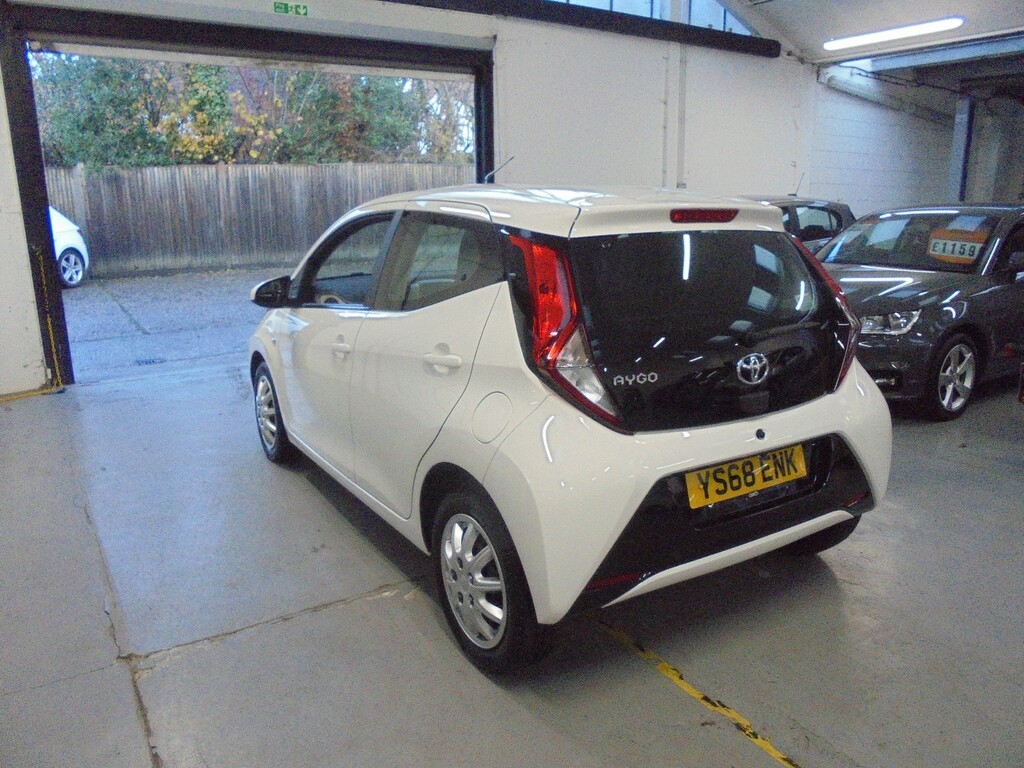Toyota Aygo 1.0 Vvt-i X-play YS68ENK White #6
