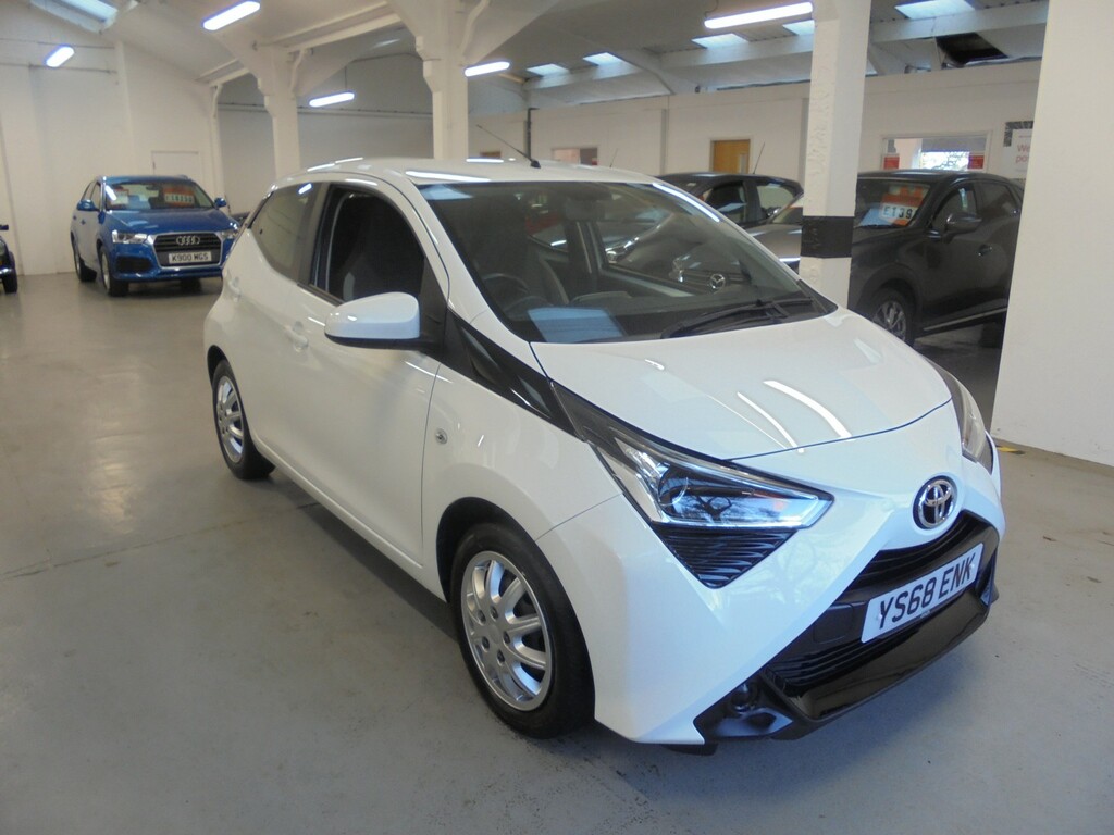 Toyota Aygo 1.0 Vvt-i X-play YS68ENK White #2