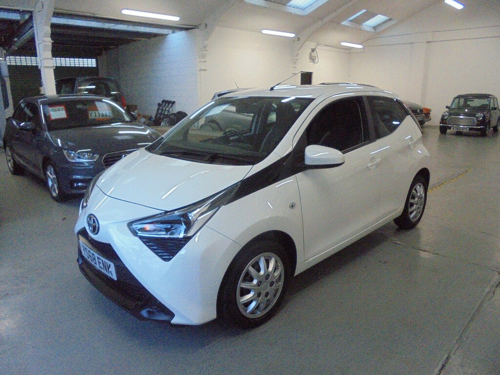 Toyota Aygo 1.0 Vvt-i X-play YS68ENK White #4