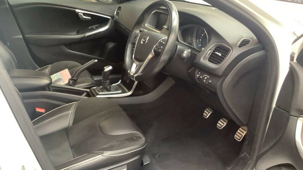 Volvo V40 2.0 T3 R-design Euro 6 Ss White #2