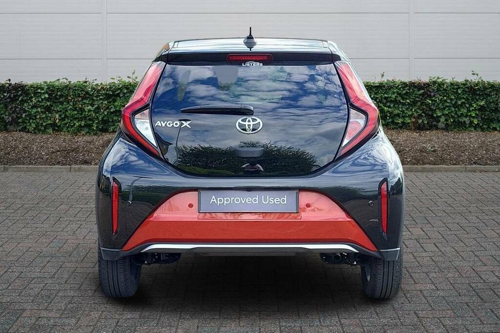 Toyota Aygo X 1.0 Vvt-i Exclusive FL73GFK Red #4