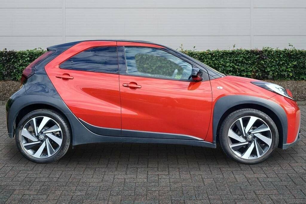 Toyota Aygo X 1.0 Vvt-i Exclusive FL73GFK Red #5