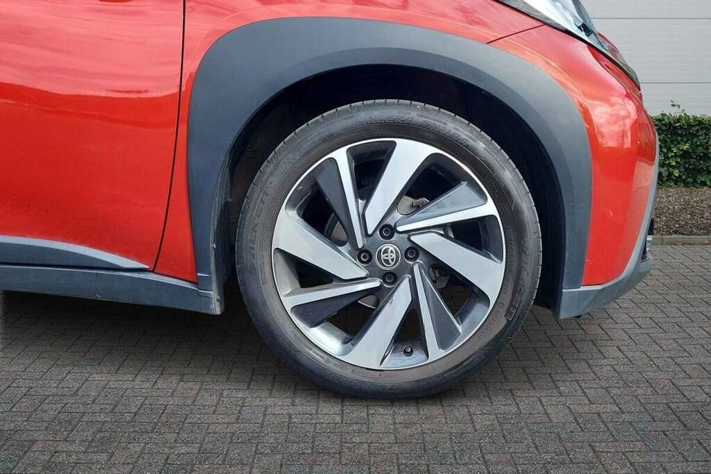 Toyota Aygo X 1.0 Vvt-i Exclusive FL73GFK Red #6