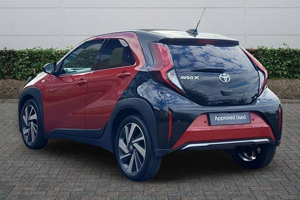 Toyota Aygo X 1.0 Vvt-i Exclusive FL73GFK Red #2