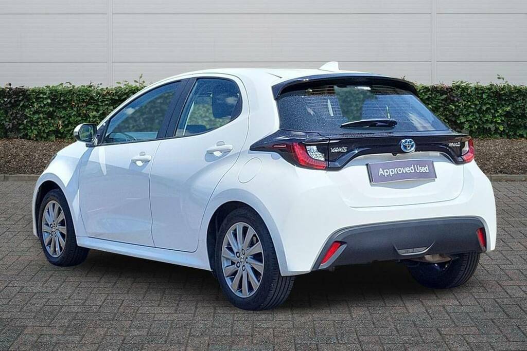 Toyota Yaris 1.5 Hybrid Icon Cvt KW73ZXC White #2