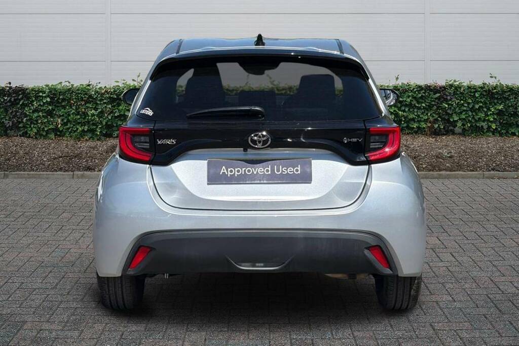 Toyota Yaris 1.5 Hybrid Design Cvt FG25EOW Silver #4