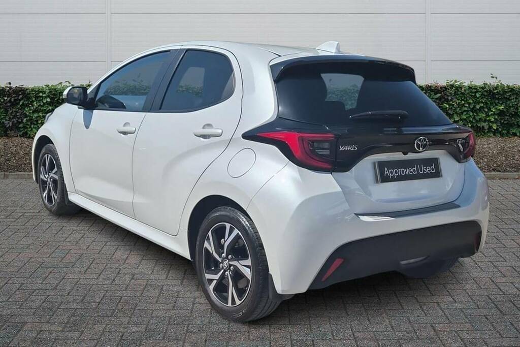 Toyota Yaris 1.5 Hybrid Design Cvt FY25XLO White #2