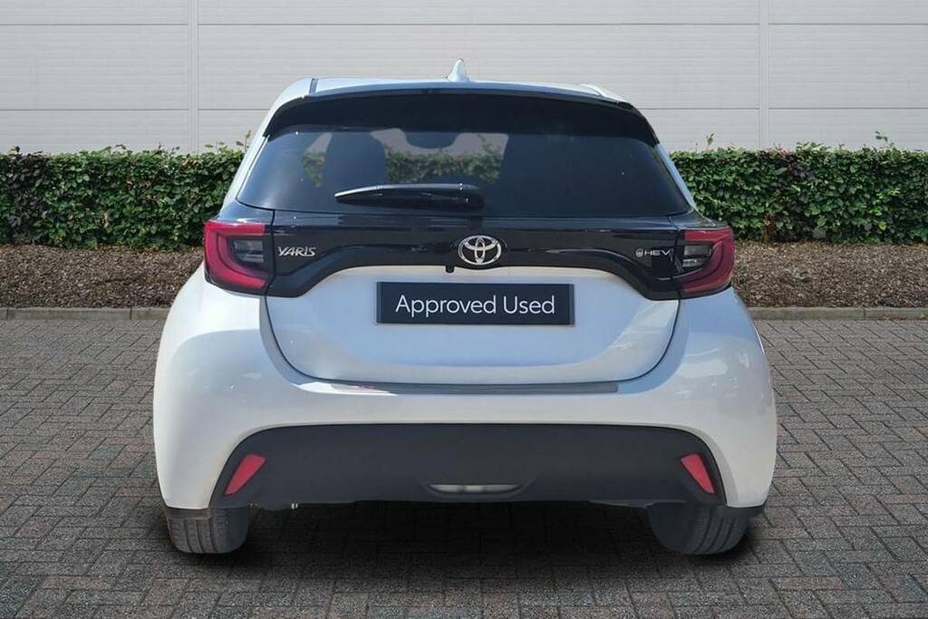 Toyota Yaris 1.5 Hybrid Design Cvt FY25XLO White #4