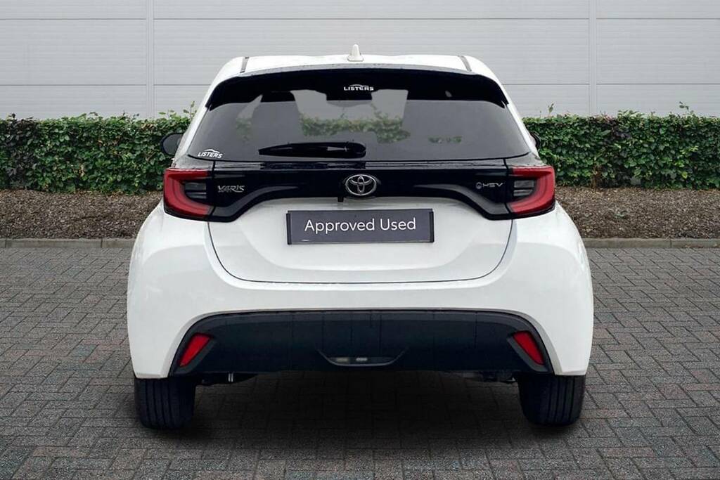 Toyota Yaris 1.5 Hybrid Design Cvt KY74YXG White #4