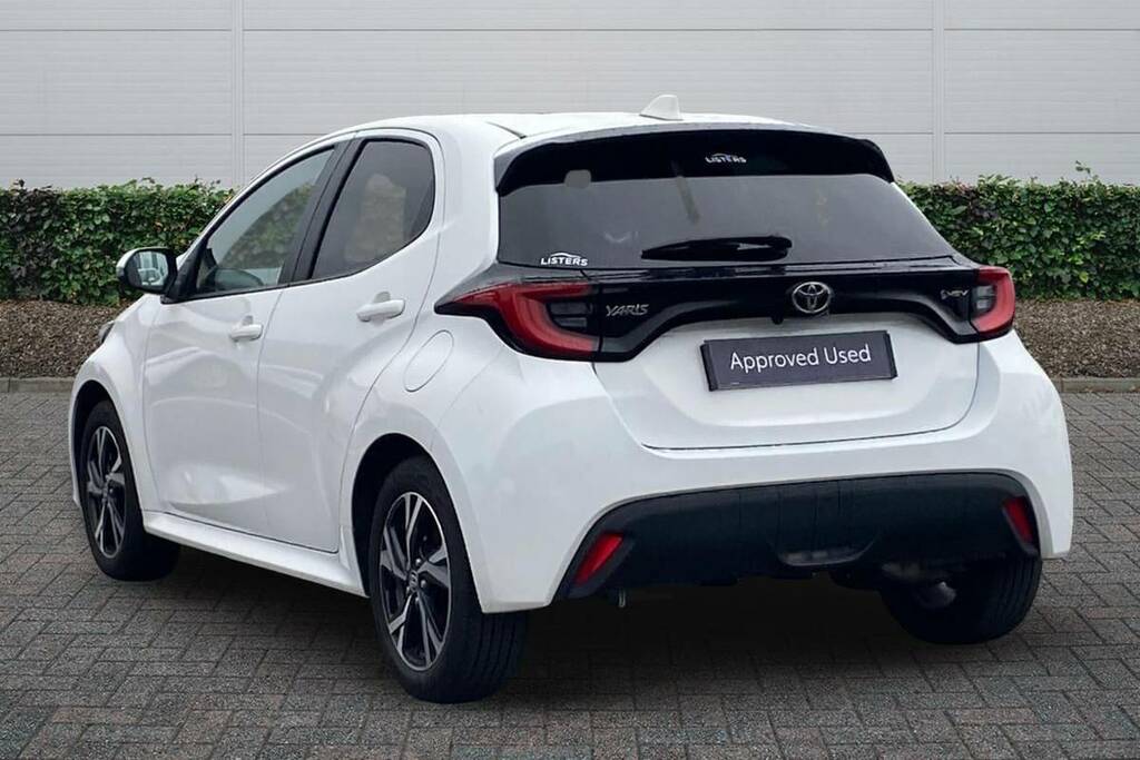 Toyota Yaris 1.5 Hybrid Design Cvt KY74YXG White #2