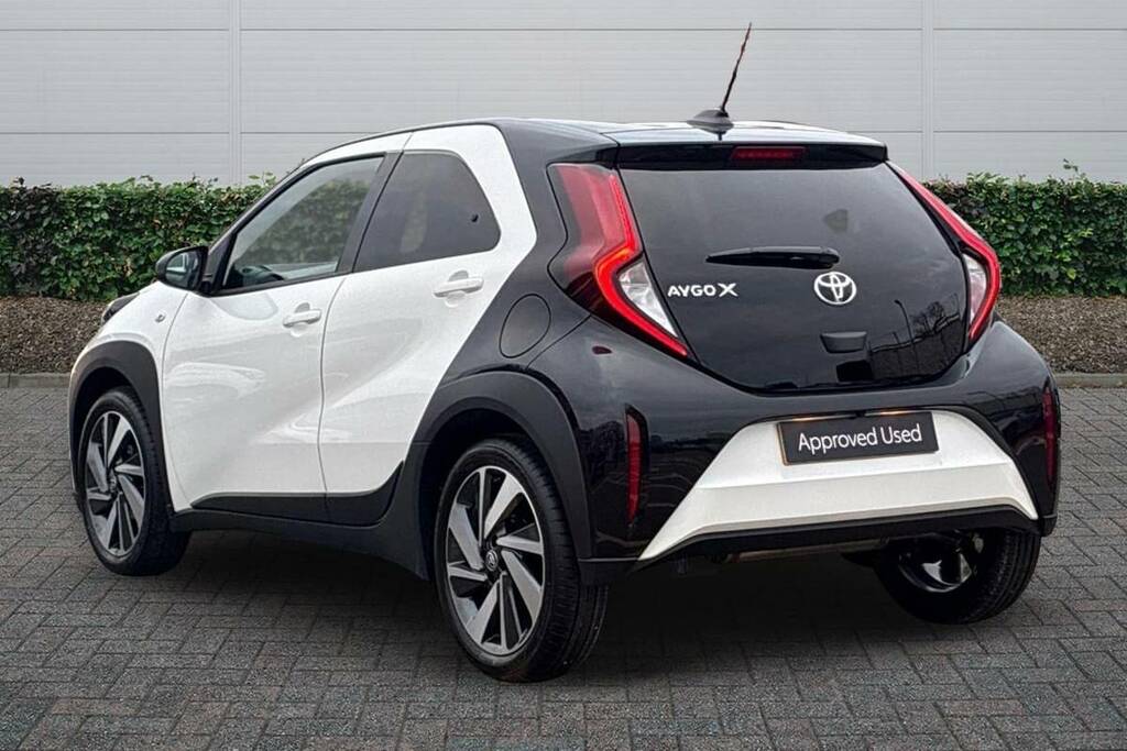 Toyota Aygo X 1.0 Vvt-i Edge BJ75UHG White #2