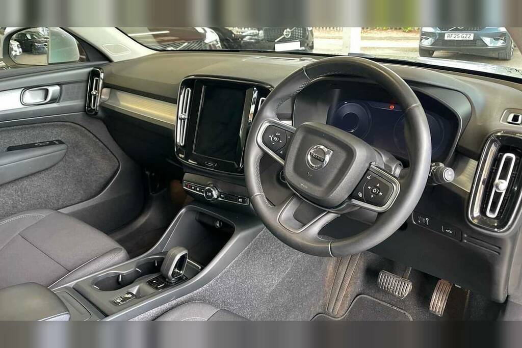 Volvo XC40 1.5 T3 163 Momentum Geartronic DE22RYJ Silver #4