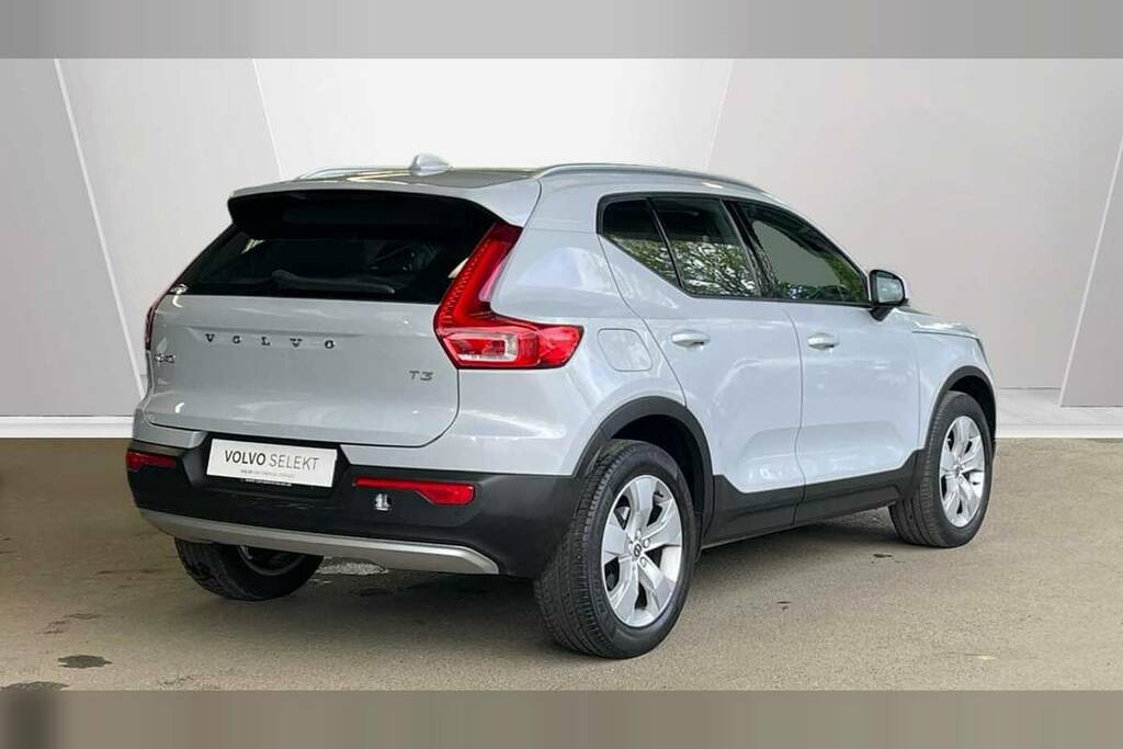 Volvo XC40 1.5 T3 163 Momentum Geartronic DE22RYJ Silver #2