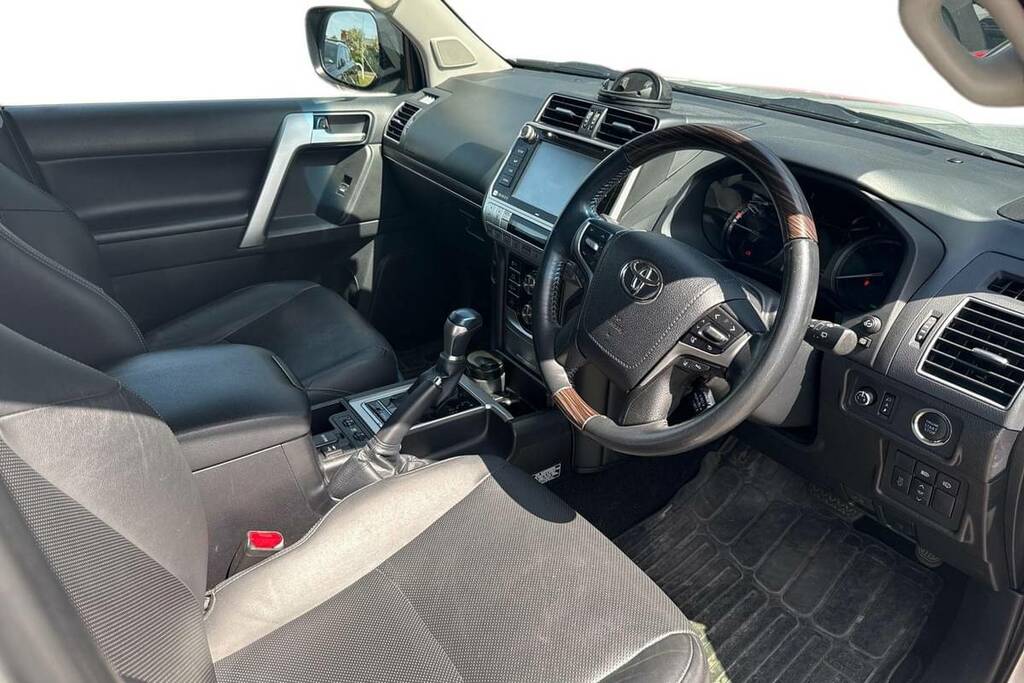 Toyota Land Cruiser 2.8 D-4d Invincible 7 Seats Silver #4