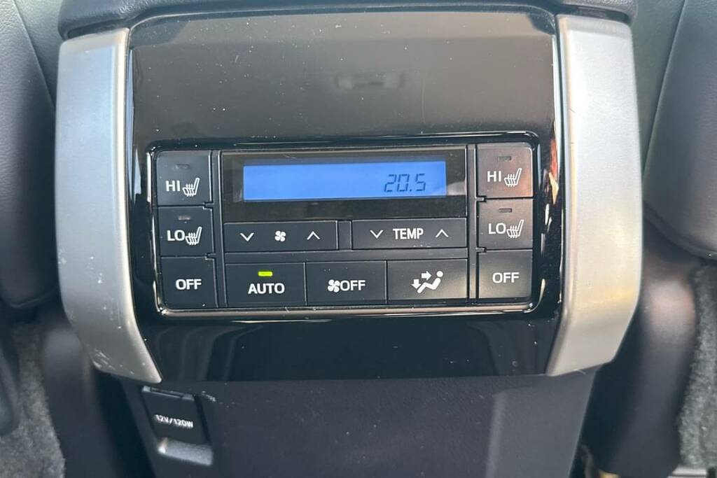 Toyota Land Cruiser 2.8 D-4d Invincible 7 Seats Silver #5
