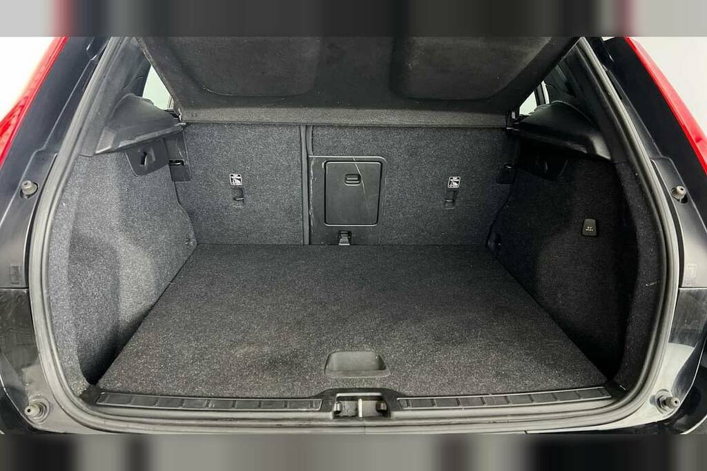 Volvo XC40 1.5 T3 163 Momentum Geartronic VO22URP Black #5