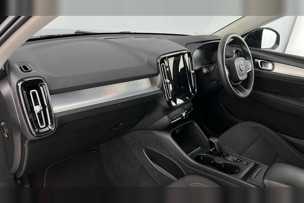 Volvo XC40 1.5 T3 163 Momentum Geartronic VO22URP Black #6