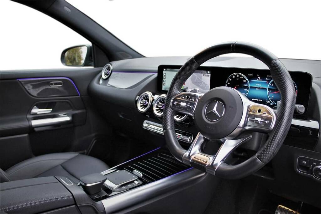 Mercedes-Benz GLA Class 35 4Matic Premium Black #4