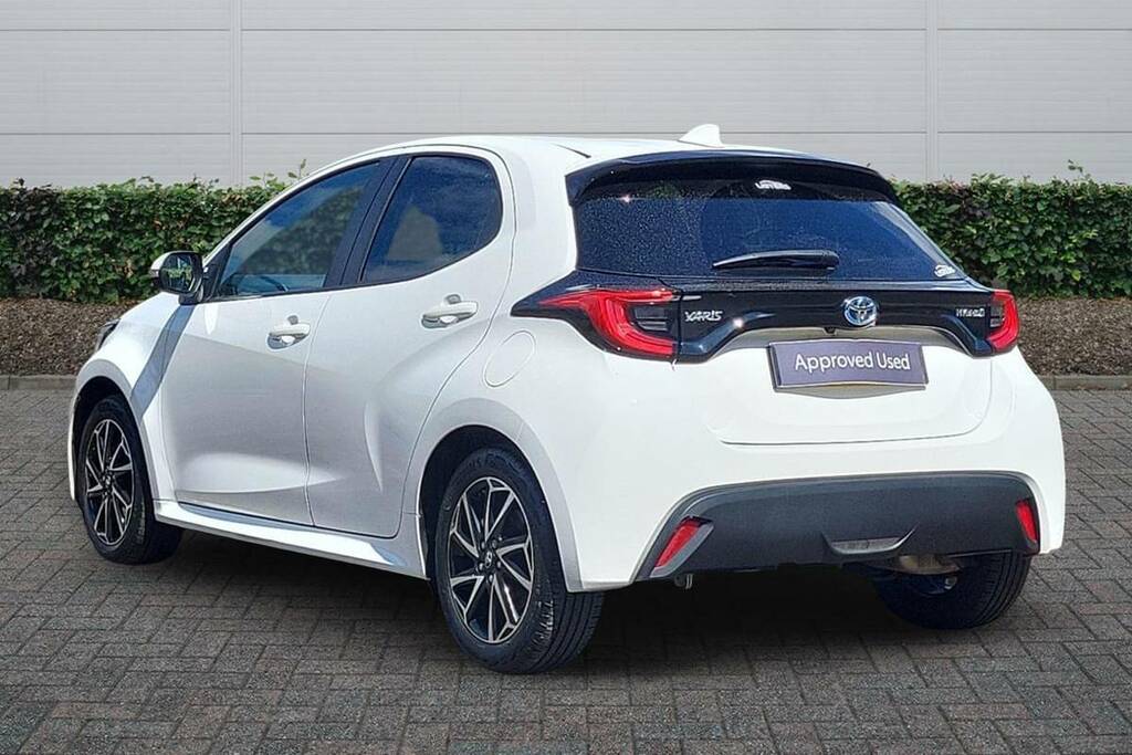 Toyota Yaris 1.5 Hybrid Design Cvt KP22LLK White #2