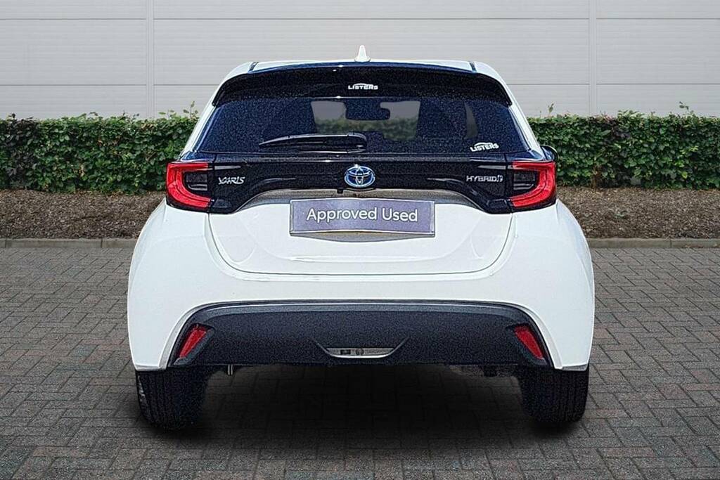 Toyota Yaris 1.5 Hybrid Design Cvt KP22LLK White #4