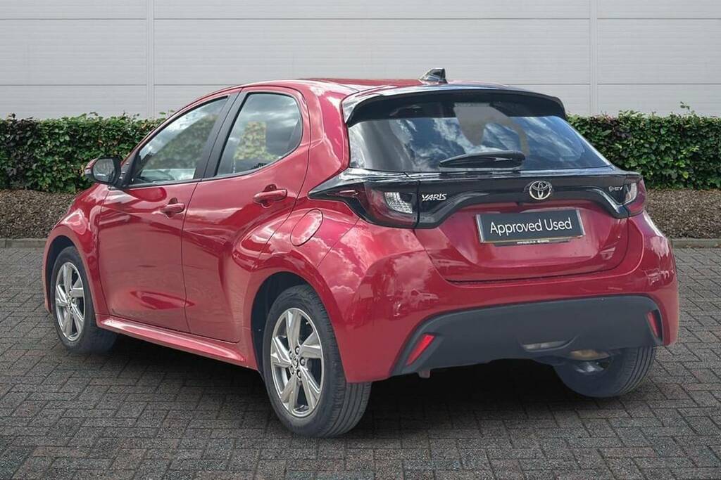Toyota Yaris 1.5 Hybrid Icon Cvt FP25JVE Red #2