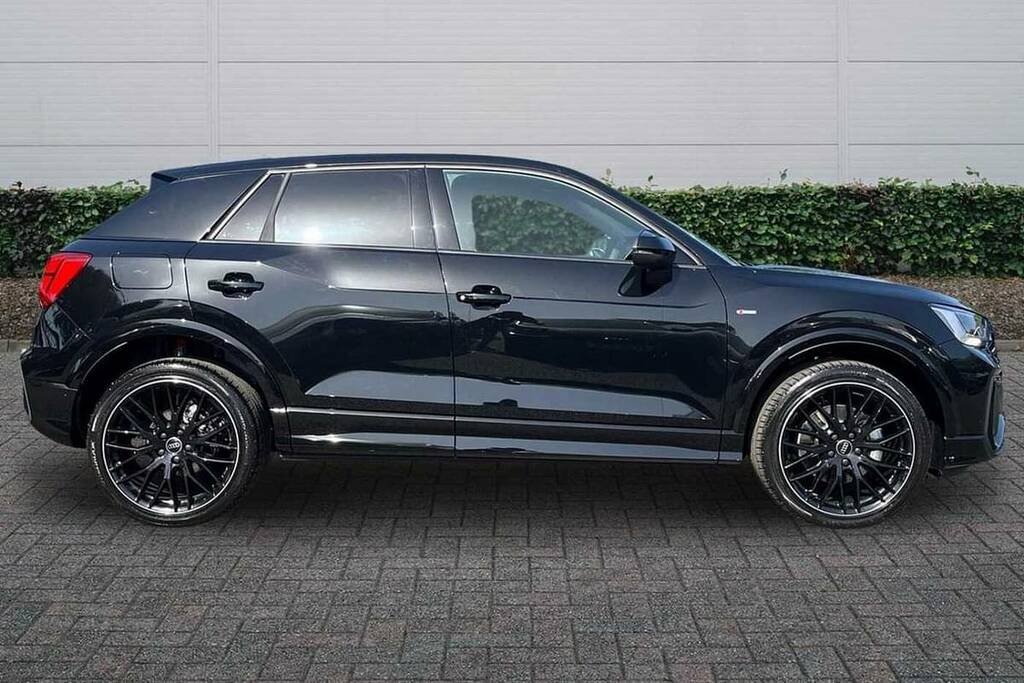 Audi Q2 35 Tfsi Black Edition S Tronic BN26WUH Black #4